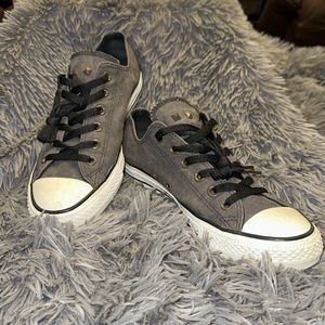 Converse. Womens Size 9. Excellent condition.